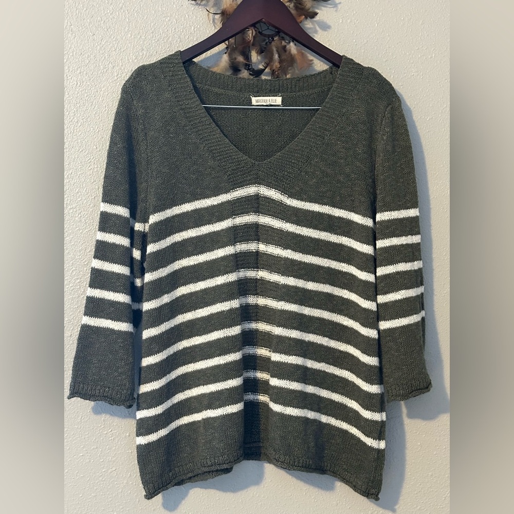 Margeaux & Ellie Women’s XL Green and White V-Neck Knit Sweater Cozy Casual